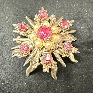 Vintage Elegant gold-tone star burst pin with pink and faux pearls